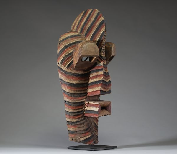 Afrique RDC - Impressionnant masque «Kifwebe » Songye en bois sculpté, belle et rare polychromie, Congo RDC, 1ère moitié XXème.