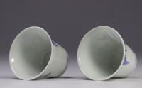Paire de tasses en blanc et bleu à décor de personnages de la fin du XIXe siècle