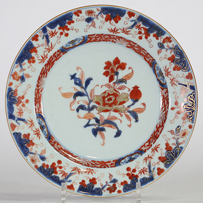 Assiette en porcelaine de Chine à décor floral de style Imari en rouge de fer, bleu sous couverte et or, époque Qianlong, XVIIIe siècle.