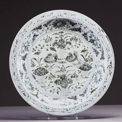 Chine - Assiette en porcelaine blanc bleu à décor de fleurs et de canard, époque Ming.