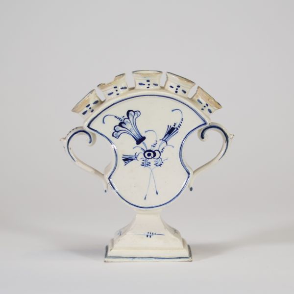 Boch  Luxembourg, fin XVIIIe – début XIXe siècle. Charmant porte-bouquet en faïence fine à panse galbée, orné d’un décor  bleu sous couverte, dit « à la brindille » ou « décor bleu de Luxembourg ».
