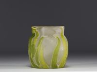 Émile GALLÉ (1846-1904) Coupe en verre multicouche dégagé à l'acide à décor d'iris.