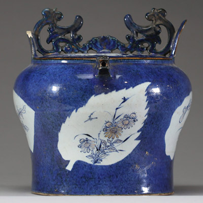 Rare verseuse couverte en porcelaine à fond bleu poudré et décor en réserve, Chine, dynastie Qing, époque Kangxi (1662–1722)