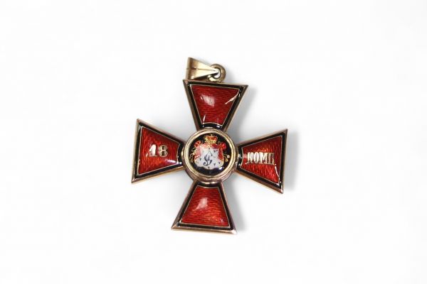 Russie - Croix de 2ème classe en or et émail guilloché, ordre de Saint Vladimir à titre militaire, Russie impériale, poinçonnée.