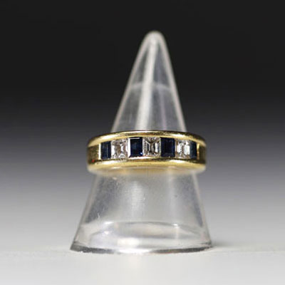 Ring set with diamonds and sapphires weighing 7g.