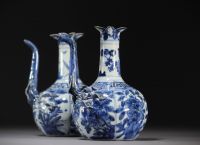 Chine - Paire de verseuses en porcelaine blanc bleu à décor floral, Wanli, dynastie Ming.