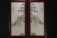 Chine - Paire de panneaux en porcelaine et bois à décor de personnages.