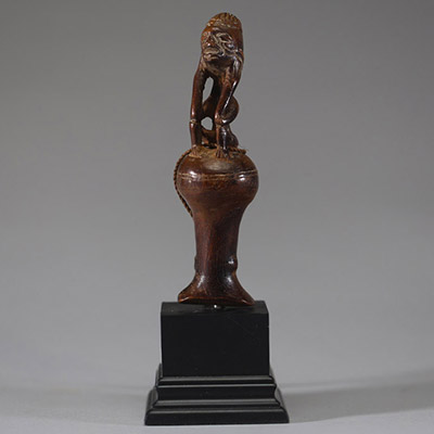 Afrique RDC - Sifflet Bakongo en bois sculpté, Congo RDC, 1ère moitié XXème, sur socle.