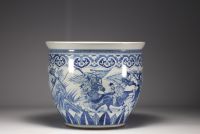 Chine - Imposante vasque en porcelaine blanc bleu à décor de guerriers, d'époque XIXème.