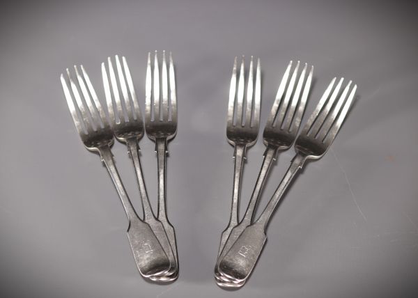Ensemble de six fourchettes en argent massif.