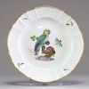 Meissen - Assiette festonnée en porcelaine polychrome à décor central d'un perroquet, marque aux épées croisées, XIXème.