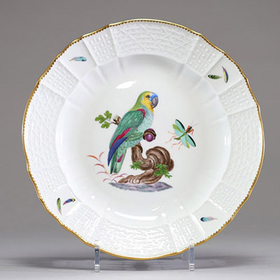 Meissen - Assiette festonnée en porcelaine polychrome à décor central d'un perroquet, marque aux épées croisées, XIXème.