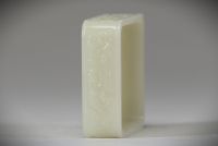 Élégant pot rectangulaire en jade blanc finement sculpté de dragons sinueux, Chine, dynastie Qing, XIXe siècle