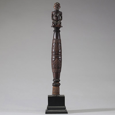 Afrique RDC - Chasse mouche / sceptre Bakongo en bois sculpté, Congo RDC, début XXème.