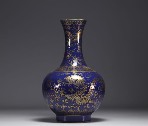 Chine - Vase en porcelaine bleu poudré et or à décor de dragons à cinq griffes.