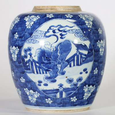 Chine, rare potiche en porcelaine bleue et blanche à décor de qilin dans des cartouches sur fond de prunus fleuris, marque au double cercle, dynastie Qing, XIXe siècle