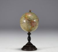 J.L. & Cie pour Lebègue à Paris - Globe terrestre miniature en papier ciré sur piètement en bois tourné.