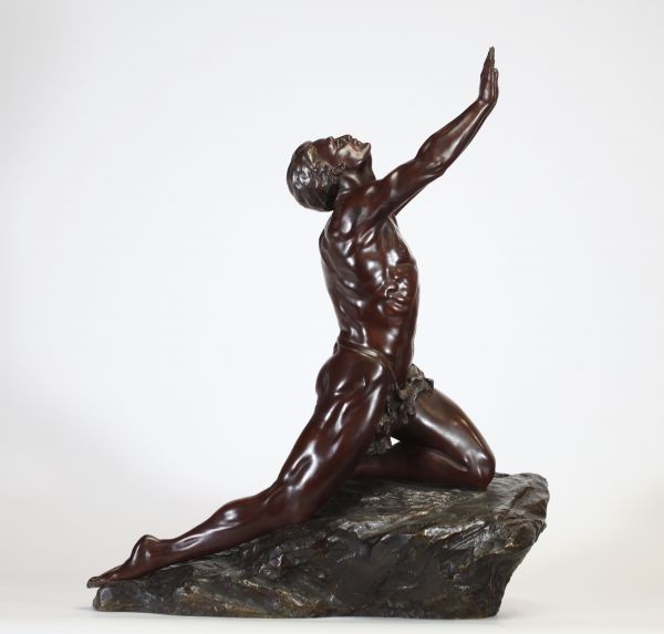 Claire-Jeanne-Robert COLINET (Bruxelles, 1880 – Paris, 1950) L'Invocation – Épreuve en bronze à patine brune, signée sur la terrasse