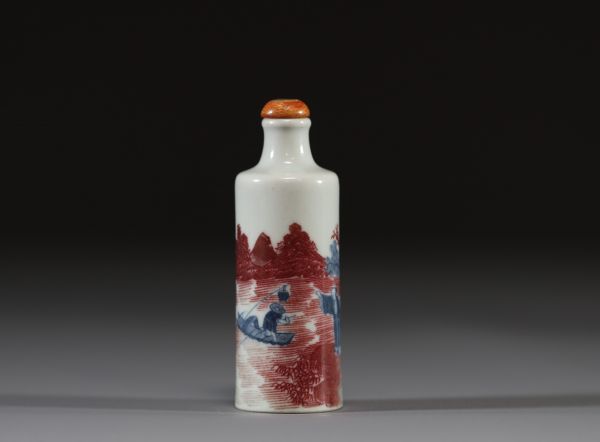 Chine - Tabatière en porcelaine polychrome bleu et rouge de fer à décor d'un pêcheur sur un lac, dynastie Qing.