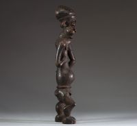 Afrique - Statuette Bamileke en bois sculpté, patine ancienne, Cameroun, début XXème.
