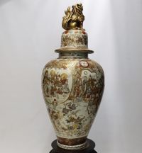 Japan - Imposing Satsuma covered vase decorated with dignitaries, magicians and courtesans, Meiji period.