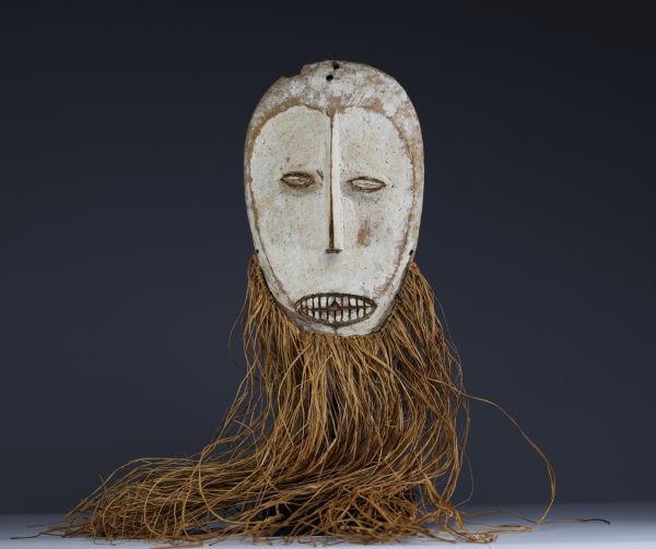 Afrique RDC - Masque Lega en bois sculpté et raphia, première moitié du 20ème siècle