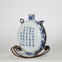 Chine, fin XIXe – Début XXe siècle. Gourde en porcelaine bleu et blanc à décor de paysage et de poème de Li Bai, marque Qianlong apocryphe.