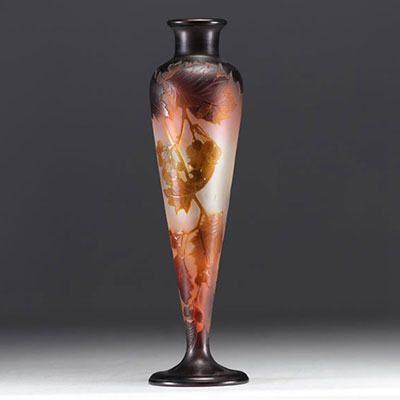 Émile GALLÉ - Vase en verre multicouche aux Baies.