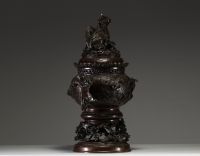 Japan - Imposing bronze perfume burner decorated with birds in relief, handles depicting chilong, lid surmounted by a dragon, 19th century.
