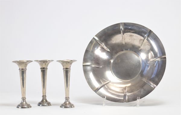 Philippe WOLFERS (1858-1929) Ensemble comprenant une coupe en argent et trois vases.