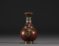 Chine - Petit vase en émail cloisonné, signature sous la pièce.