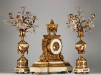 Imposante pendule et candélabres Louis XVI en bronze doré ciselé et marbre blanc.