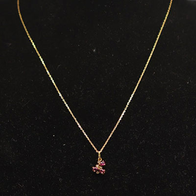 Collier en or 18k, rubis et diamants pour un poids total de 2,5gr.