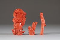 Chine – Ensemble de trois sculptures en corail rouge : Guanyin sur un lotus, courtisane et pêcheur à la carpe – Vers 1900