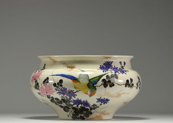 Henri BARNOIN - Grand cache pot en faïence de Longwy à décor d'oiseaux et de fleurs, XIXème.