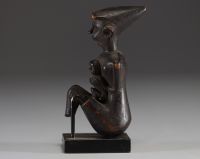 Asie - Bornéo - Statuette figurative Iban (Dayak) en bois sculpté, symbole de maternité, une femme portant un enfant sur le dos.