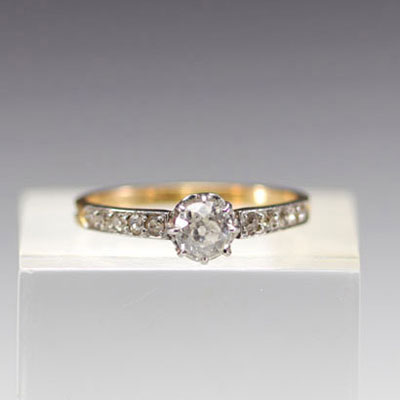 Bague en or 18k, diamant central de 0,5 carats pour un poids total de 2,4gr.