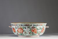 China - Polychrome famille verte porcelain basin decorated with flowers, 18th century.