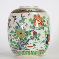 Vase en porcelaine de Chine famille verte à décor polychrome de phénix, pivoines et rochers percés, dynastie Qing, style Kangxi 