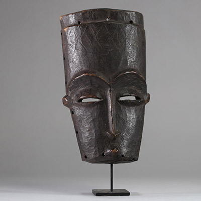 Masque Kuba Lele, RD Congo, bois. Belle forme allongée, sourcils en saillie, trace d’usage et patine sombre profonde. A noter des scarifications sur le front. H: 27 cm.  Ancienne collection privée namuroise