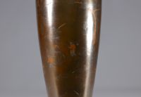 Vietnam - Vase en bronze à décor de personnages et de bambous.
