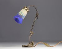 Lampe Art Nouveau, tulipe Muller, pied en bronze à décor de feuilles de vigne et d'un lézard.