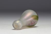 Petit vase Art Nouveau en verre multicouche dans le goût de Johan LOETZ, non signé.