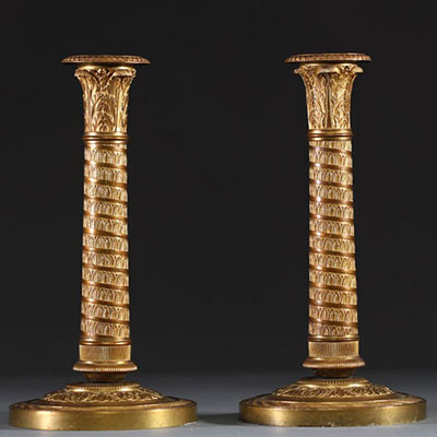 Paire de bougeoirs en bronze ciselé et doré d'époque Restauration, vers 1830.