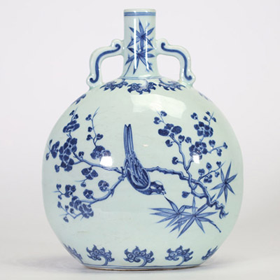 Chine, rare gourde de pèlerin en porcelaine bleu et blanc à décor d’oiseaux sur branches fleuries, dynastie Qing, probablement époque Qianlong (1736–1795).