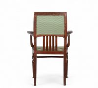 Georges Hobé (1854–1936) Fauteuil en acajou – Vers 1905 Modèle dérivé du prototype présenté à l’Exposition de Turin, 1902  Ce fauteuil en acajou de Georges Hobé, s’inscrit dans la lignée du mobilier présenté à l’Exposition internationale des arts décoratifs de Turin en 1902, événement fondateur pour la reconnaissance de l’Art nouveau belge sur la scène internationale. Il illustre à merveille l’est