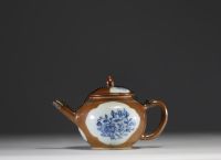 Chine - Théière en porcelaine sur fond brun capucin à décor floral blanc bleu, période Qianlong, XVIIIème