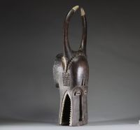 Afrique - Imposant masque heaume « bo nun amuin » Baoulé en bois sculpté polychrome, Côte d'Ivoire.