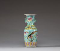 Chine - Vase en porcelaine polychrome famille rose à décor de pivoines et de phénix, XIXème.