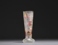 Cristallerie Émile GALLÉ - Vase givré et émaillé à décor de mûres, signé à la roulette sous la pièce.
